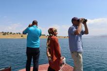 Van Gölü'nde dürbünle 'canavar' aradılar