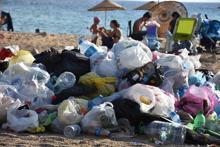 İtalyan koyu, tatilcilerin atıklarıyla çöplüğe döndü