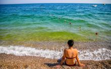 Fitoplanktonlar denizi yeşile döndürdü, tatilciler korktu