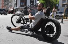 Kendi tasarladığı bisikletle, yollarda ilgi odağı oldu