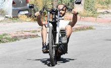 Kendi tasarladığı bisikletle, yollarda ilgi odağı oldu