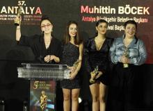 Altın Portakal'da 'kırmızı halı' şıklığı