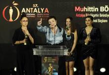 Altın Portakal'da 'kırmızı halı' şıklığı