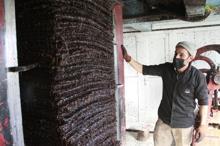 Asırlardır geleneksel yöntemlerle zeytinyağı üretiyorlar