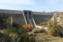 Baraj suları çekildi, eski köy evlerinin bir kısmı ve cami minaresi oraya çıktı
