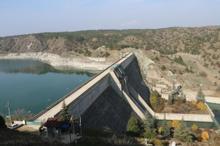 Baraj suları çekildi, eski köy evlerinin bir kısmı ve cami minaresi oraya çıktı