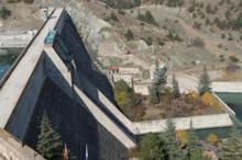 Baraj suları çekildi, eski köy evlerinin bir kısmı ve cami minaresi oraya çıktı