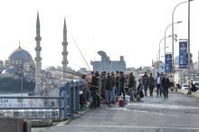 Olta balıkçıları Galata Köprüsü'ne akın etti, önlemler hiçe sayıldı
