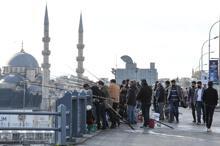 Olta balıkçıları Galata Köprüsü'ne akın etti, önlemler hiçe sayıldı