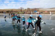 Buz tutan Çıldır Gölü'nde sürat pateni antrenmanı