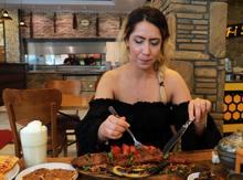 Adıyla şaşırtan ‘iki yüzlü kebap' Adanalılardan yoğun ilgi görüyor