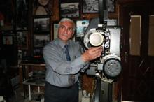 Sinema tutkusundan vazgeçmedi; müzeye çevirdiği evinde Yeşilçam’ı yaşatıyor