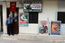 Sinema tutkusundan vazgeçmedi; müzeye çevirdiği evinde Yeşilçam’ı yaşatıyor