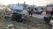 Ambulansla otomobil kafa kafaya çarpıştı: 3 ölü, 3 yaralı