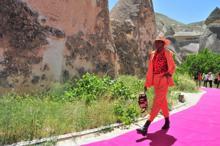 Kapadokya'da ünlü mankenlerle dijital platform defilesi