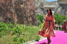 Kapadokya'da ünlü mankenlerle dijital platform defilesi