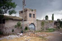 Atatürk’ün harf inkılabı için ziyaret ettiği tarihi han, ahır olarak kullanılıyor