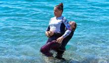 Güreşçi kardeşler, otomobil iterek güç depoluyor