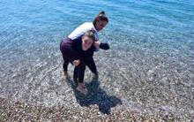 Güreşçi kardeşler, otomobil iterek güç depoluyor