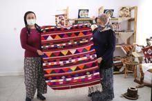 İlmek ilmek dokudukları kilimler gelir kapısı oldu