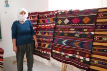 İlmek ilmek dokudukları kilimler gelir kapısı oldu