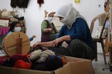 İlmek ilmek dokudukları kilimler gelir kapısı oldu