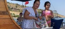 Bodrum'da denizde de gazete keyfi