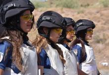 Kadın polisler attığını vuruyor