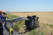 Bariyer, otomobile ok gibi saplandı: 2 ölü, 4 yaralı