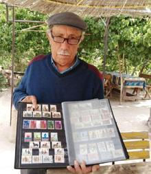 50 yılda 200 bin pul biriktirdi