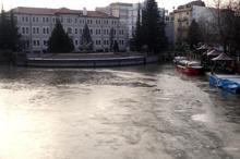 Eskişehir'de Porsuk Çayı, buz tuttu