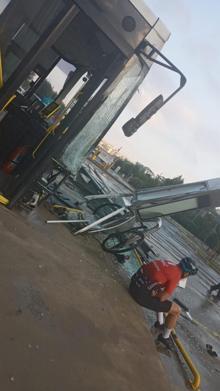 Kartal'da İETT otobüsü bisikletlilere çarptı