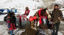 'Ayaz Ata' kıyafeti giyip, at arabasıyla hediye dağıttı