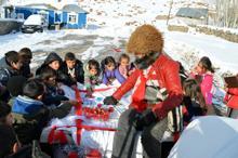 'Ayaz Ata' kıyafeti giyip, at arabasıyla hediye dağıttı