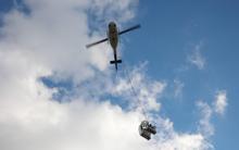 Helikoptere bağlı sepetle elektrik iletim hatlarına bakım yaparken ölüme meydan okuyorlar