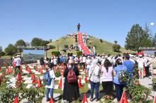 Zaferin yıl dönümünde Dumlupınar Şehitliği'ne ziyaretçi akını