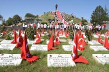 Zaferin yıl dönümünde Dumlupınar Şehitliği'ne ziyaretçi akını