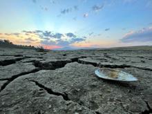 Alparslan-1 Barajı'ndaki tekneler karaya oturdu