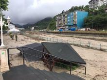 İnebolu'da çay taştı, köprüler çöktü; 'Üst katlara çıkın' uyarısı yapıldı