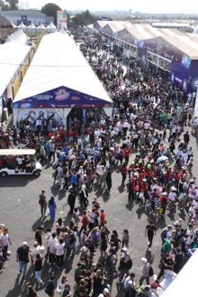 İzmir'de TEKNOFEST'te 2'nci gün; paraşüt atlayış ekibi gösteri yaptı