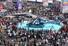 İzmir'de TEKNOFEST'te 2'nci gün; paraşüt atlayış ekibi gösteri yaptı