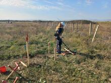 Azerbaycanlı kadınlar mayın temizliyor