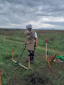 Azerbaycanlı kadınlar mayın temizliyor