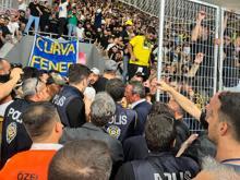 Ali Koç'a yabancı madde isabet etti; maç durdu