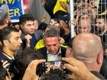 Ali Koç'a yabancı madde isabet etti; maç durdu