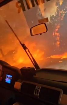 İzmir Buca'daki orman yangını 2'nci gününde; ekipler alevlerin arasında kaldı