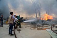 Antalya'da arazide çıkan yangın, mobilya fabrikasına sıçradı