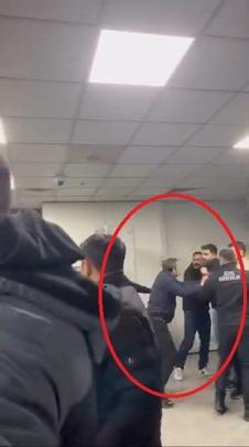 Hastanenin acil servisinde bıçaklı, tekmeli ve yumruklu kavga kamerada; 1 yaralı