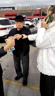 370 kişinin öldüğü binanın müteahhidini depremzede kadınlar yakaladı