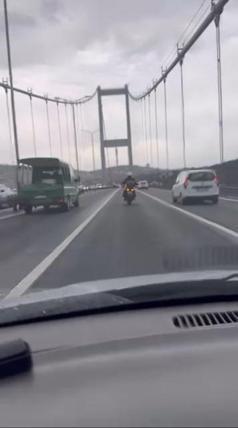 İstanbulda fırtına etkili oluyor; yollar göle döndü, çatılar uçtu